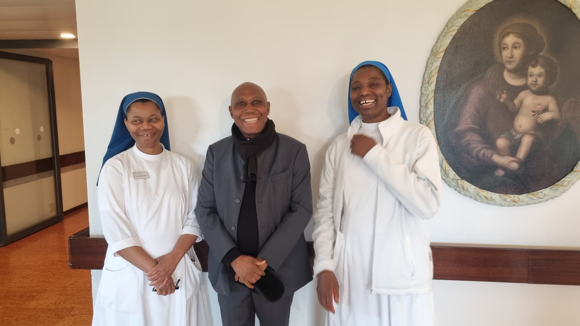 Msgr. Obiora Ike aus Nigeria mit Ordensschwestern in Baldegg, Luzern. (Foto: ACN)