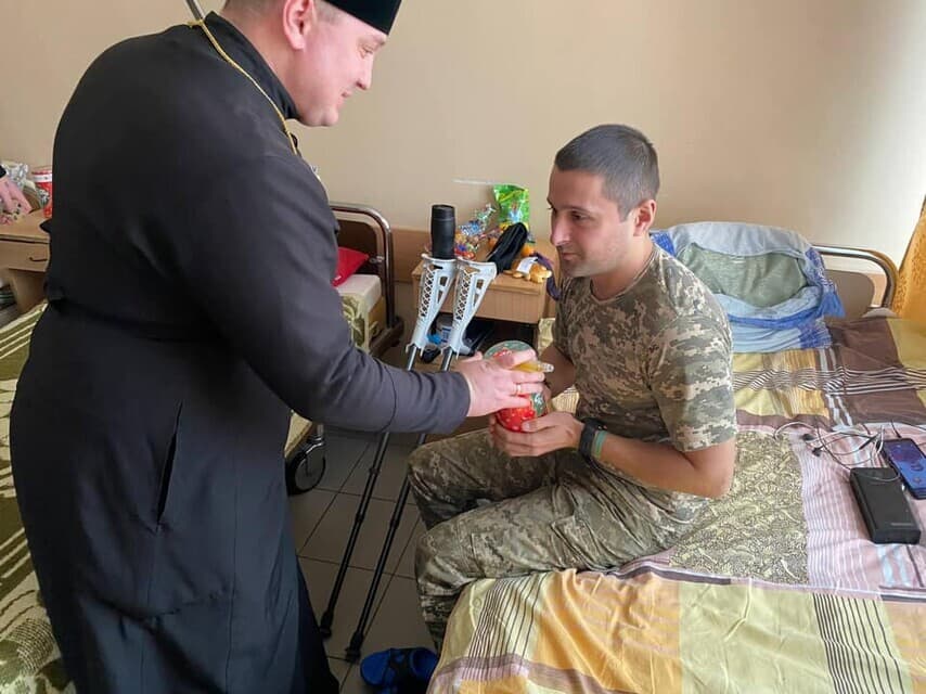 Un aumônier militaire rendant visite à des soldats blessés (© ACN) Un aumônier militaire rendant visite à des soldats blessés (© ACN)
