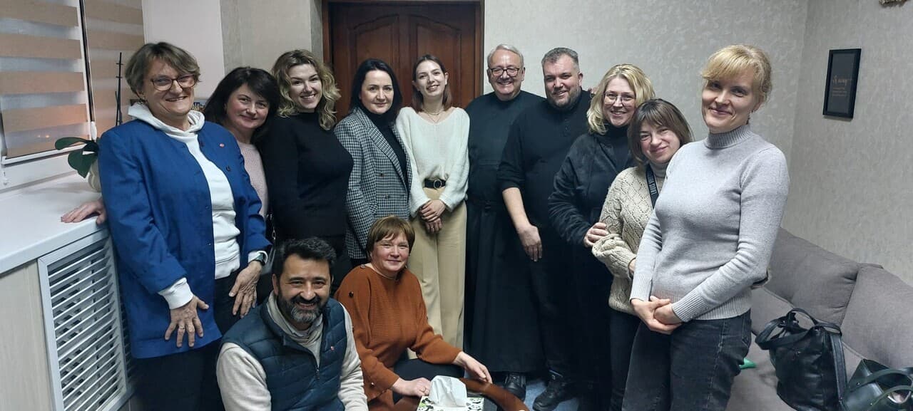 Magda Kaczmarek (links) und Pater Anton Lässer mit einer Gruppe ukrainischer Frauen (© ACN)