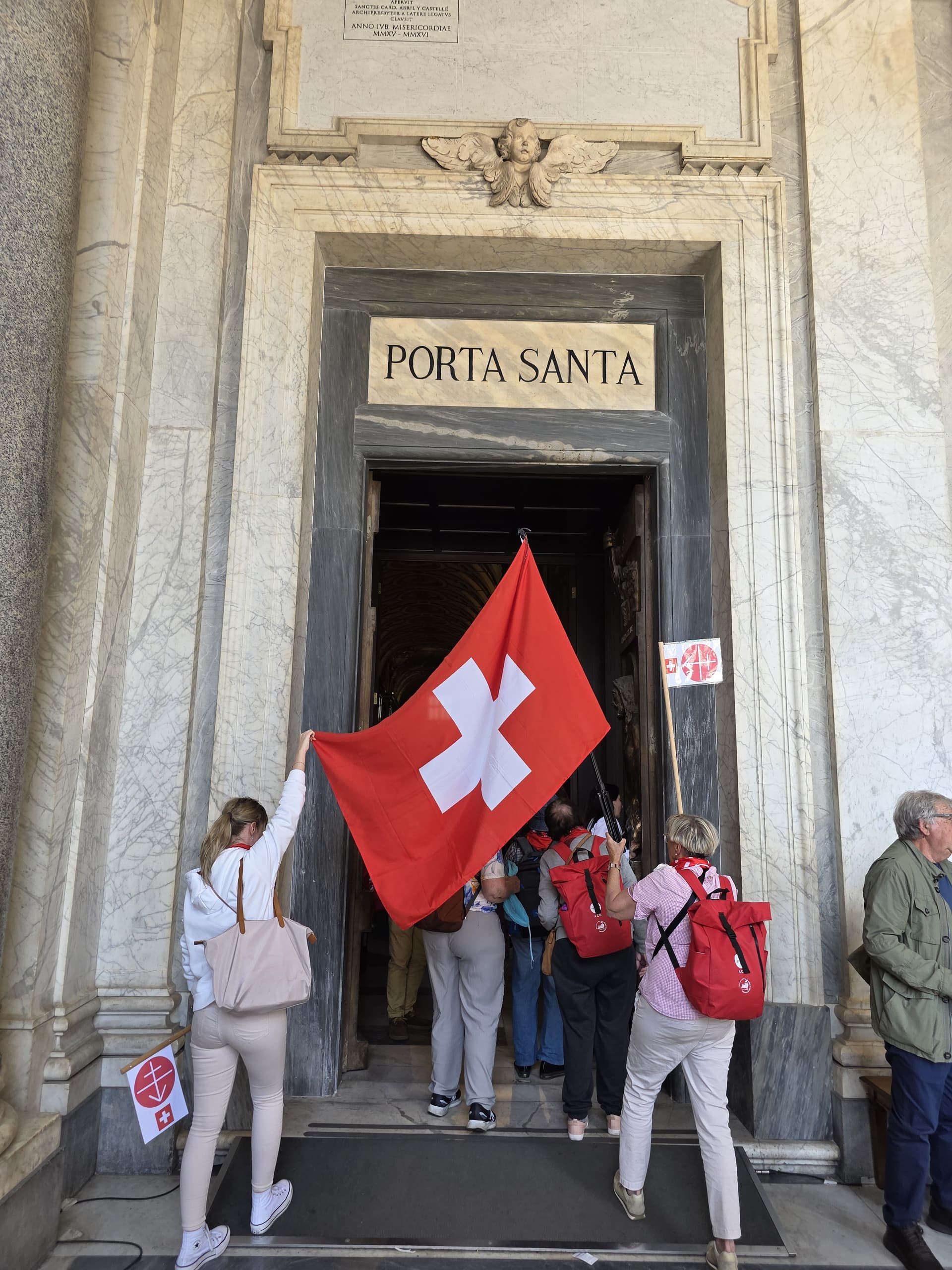 Il nostro gruppo di pellegrini attraversa la Porta Santa della Basilica di San Giovanni in Laterano (foto: ACN)