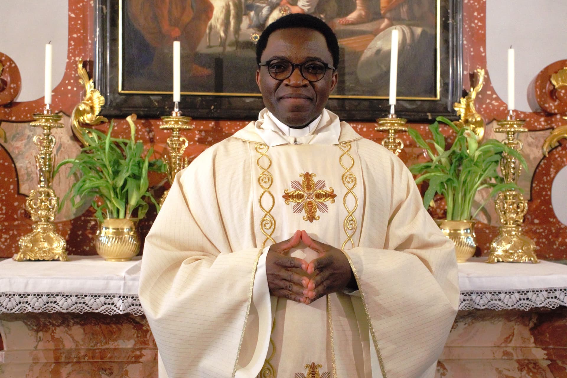 Bilder von der Wallfahrt nach Einsiedeln Abbé Nicolas Cishugi, vor der Wallfahrtsmesse, in der wir für die Christen in der DR Kongo beteten.