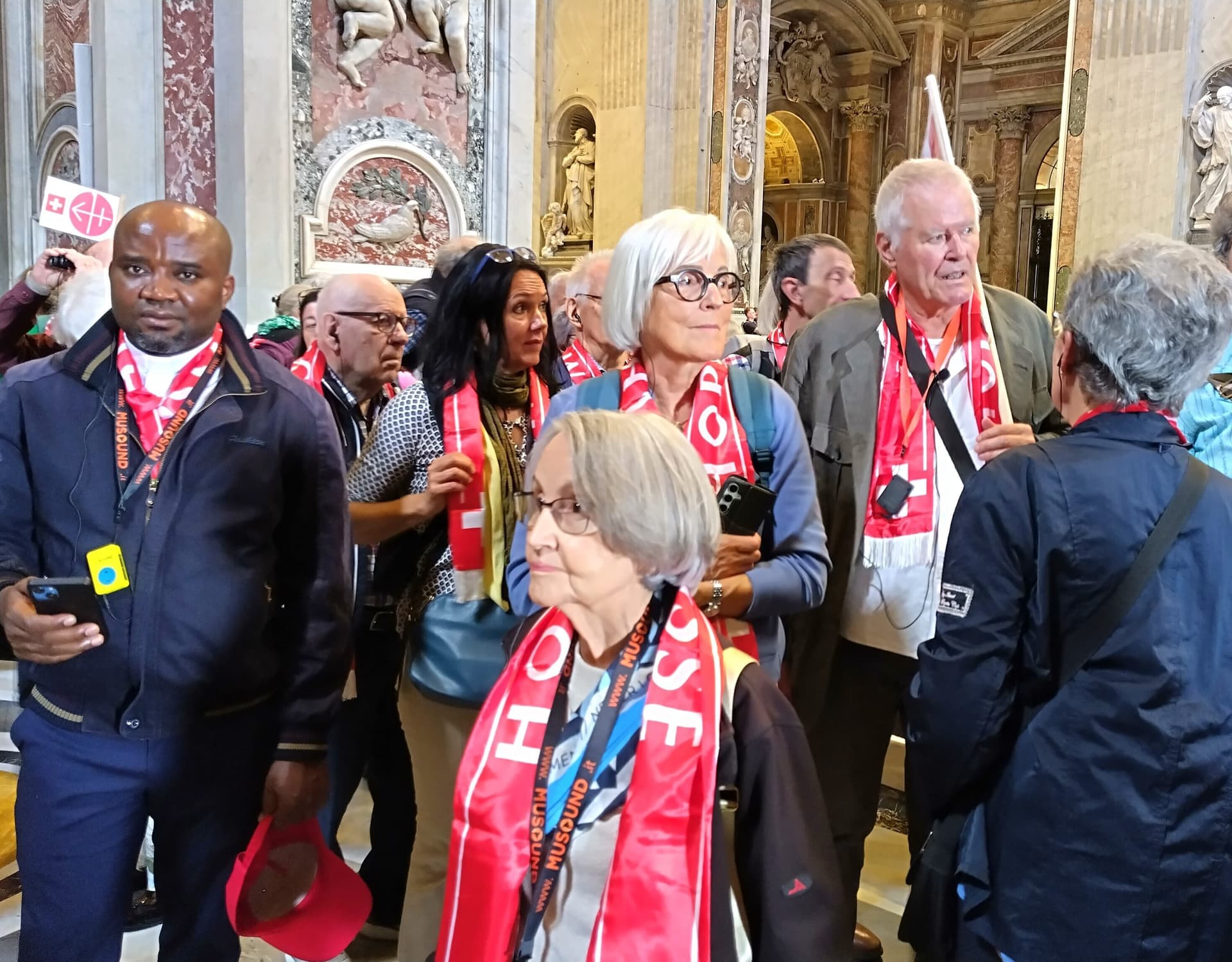Die Schweizer Pilgergruppe bei der Führung im Petersdom. (Foto: ACN)
