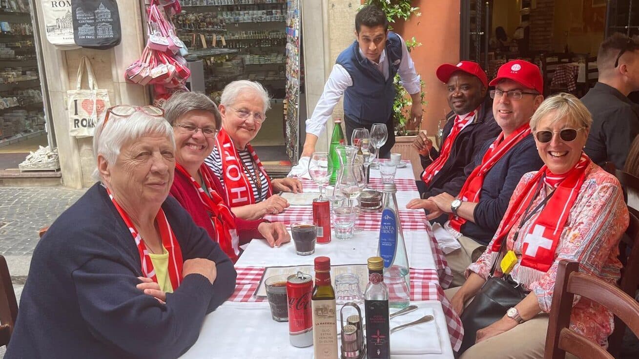 Pilger beim Mittagessen im Quartier Pio Borgo. (Foto: ACN)