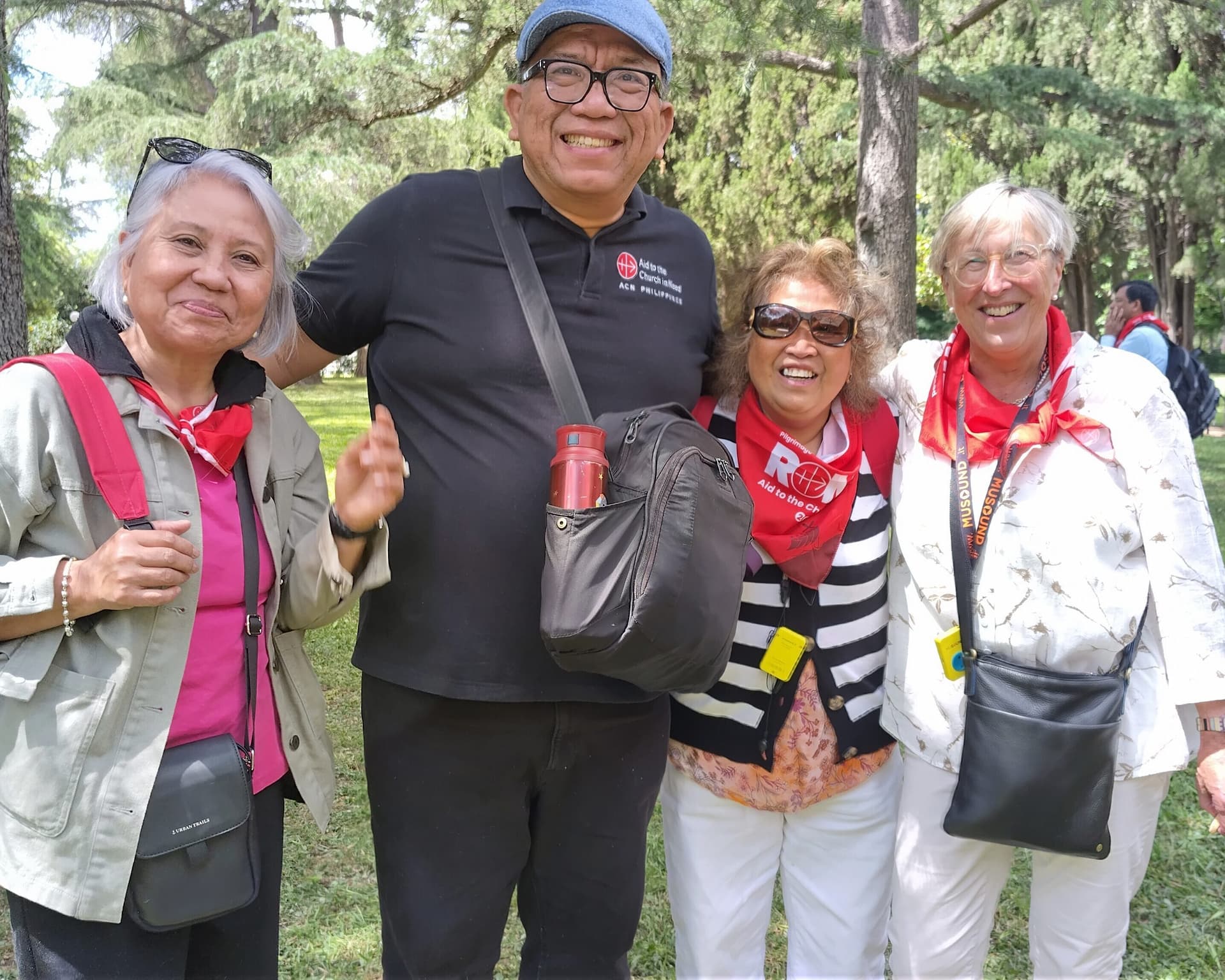 Pilger von «Kirche in Not (ACN)» mit dem ACN-Direktor der Philippinen. (Foto: ACN)