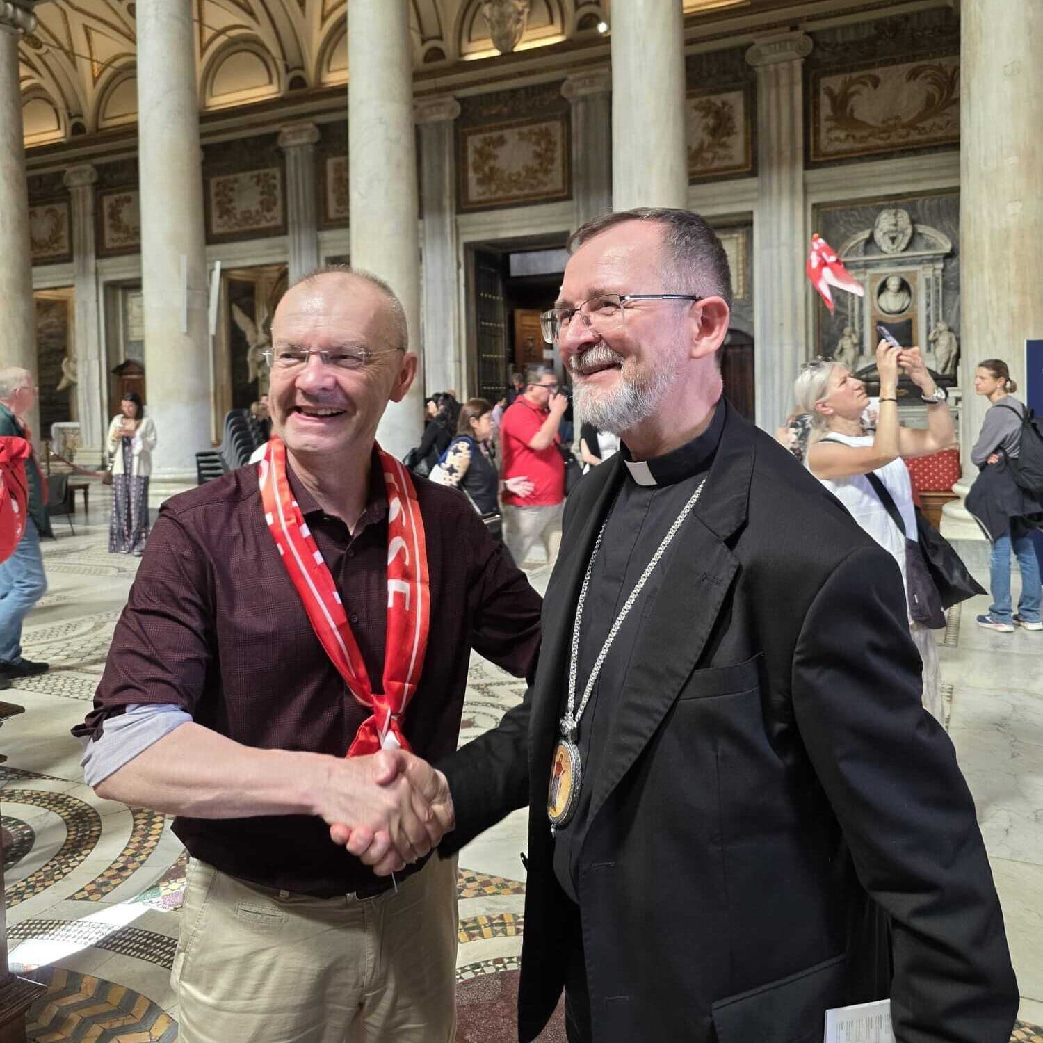 Jan Probst, direttore di «Aiuto alla Chiesa che Soffre (ACN)» CH/FL  con il vescovo ucraino Bohdan Dzyurakh  nella Basilica di San Giovanni in Laterano (foto: ACN)