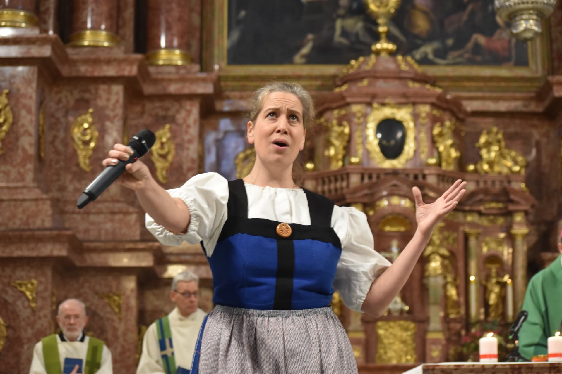 Con voce chiara e grande cuore, Nicole Flühler ha animato la S. Messa per i cristiani perseguitati. ©ACN