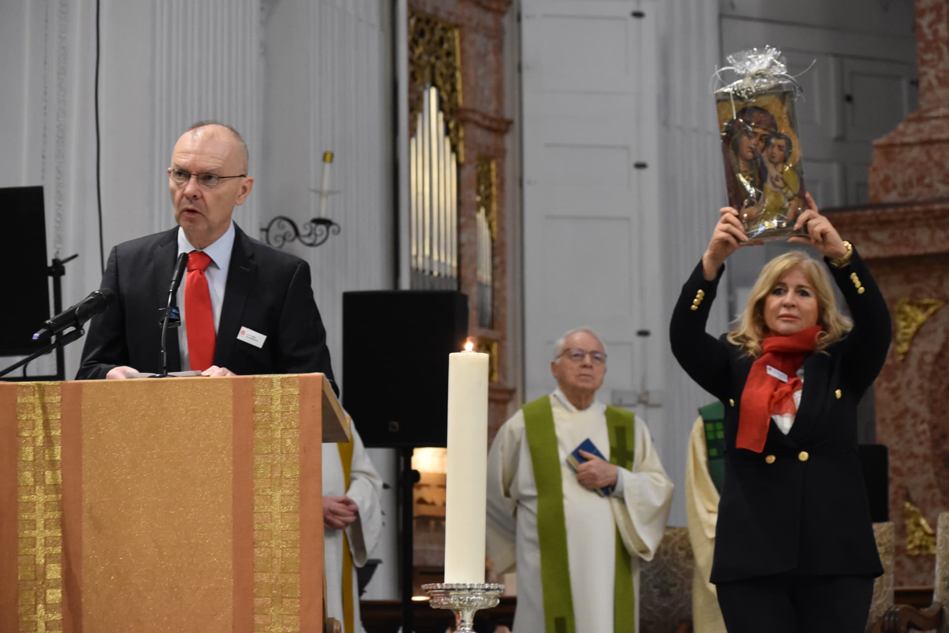 Jan Probst ringrazia il vescovo Beat Grögli per le sue parole chiare e per il suo gesto di solidarietà nei confronti dei cristiani perseguitati. ©ACN