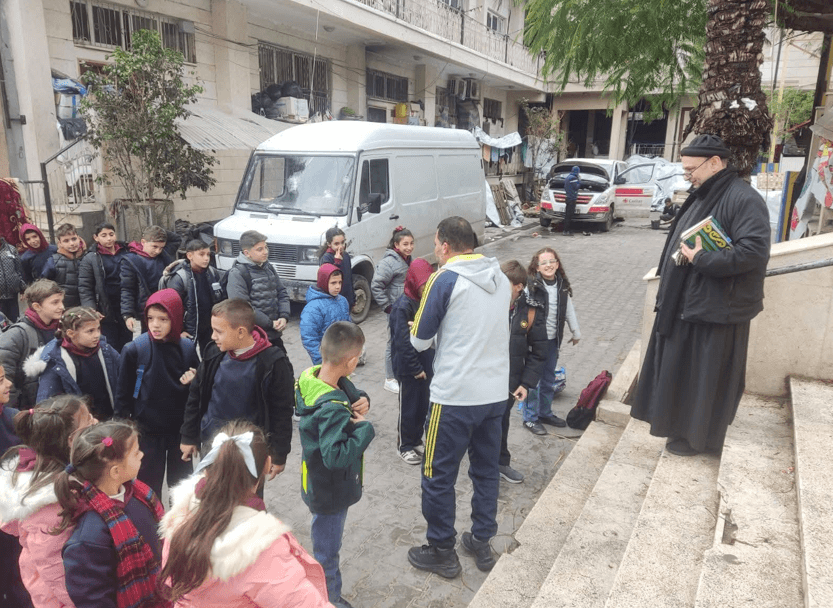 Rassemblement avant l’école avec le père Gabriel Romanelli © Paroisse latine de Gaza Rassemblement avant l’école avec le père Gabriel Romanelli © Paroisse latine de Gaza