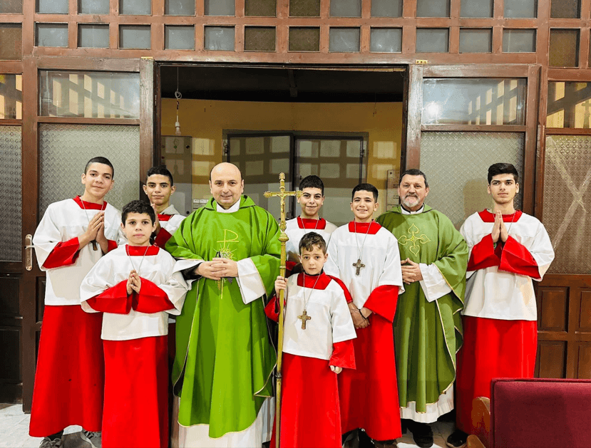 Le père Gabriel Romanelli et le père Carlos Ferrero entourés des enfants des chorales paroissiales (16 janvier 2026) © Paroisse latine de Gaza Le père Gabriel Romanelli et le père Carlos Ferrero entourés des enfants des chorales paroissiales (16 janvier 2026) © Paroisse latine de Gaza