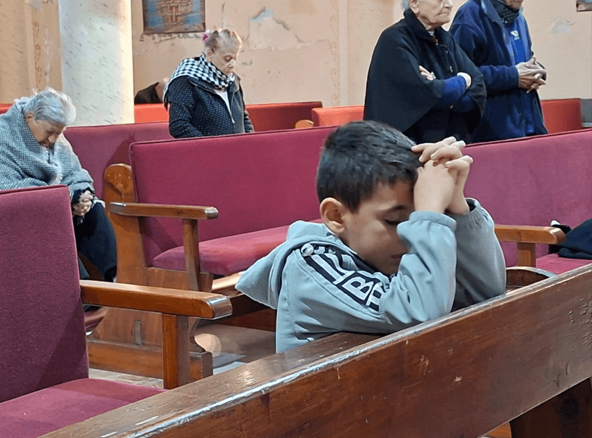 Jeune gazaoui priant © Paroisse latine de Gaza