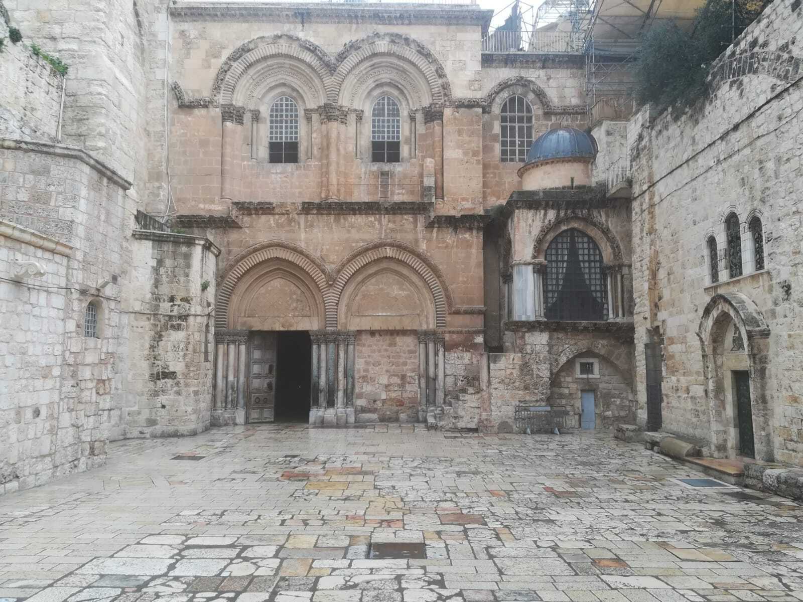 Parvis vide de l'Église du Saint-Sépulcre à Jérusalem