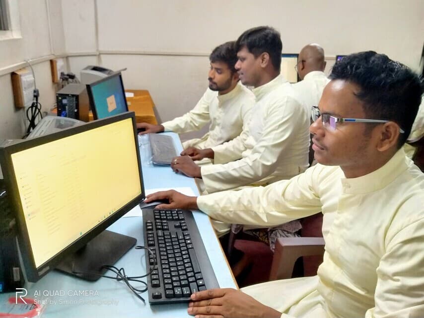 Seminaristen am studieren (© ACN) Seminaristen am studieren (© ACN)