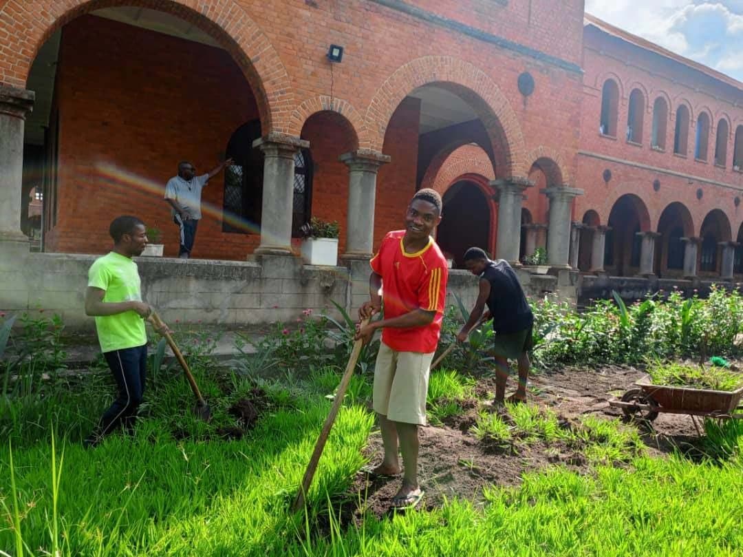 Kongolesische Seminaristen bei der Gartenarbeit ©ACN