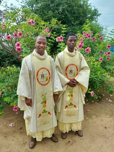 I giovani sacerdoti Christian e Séraphin (© ACN)