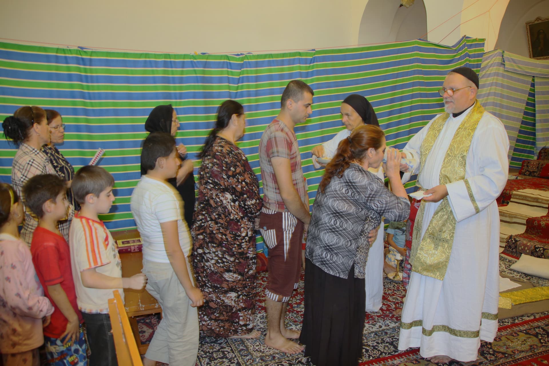 Pater Jens aus Zürich - hilft als Mönch im Irak, wo er Flüchtlinge aufnahm.