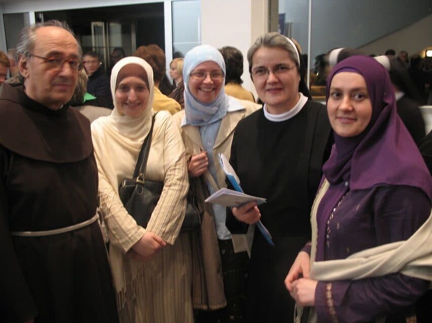 Schwester Ivanka Mihaljevic mit Musliminnen (© ACN)
