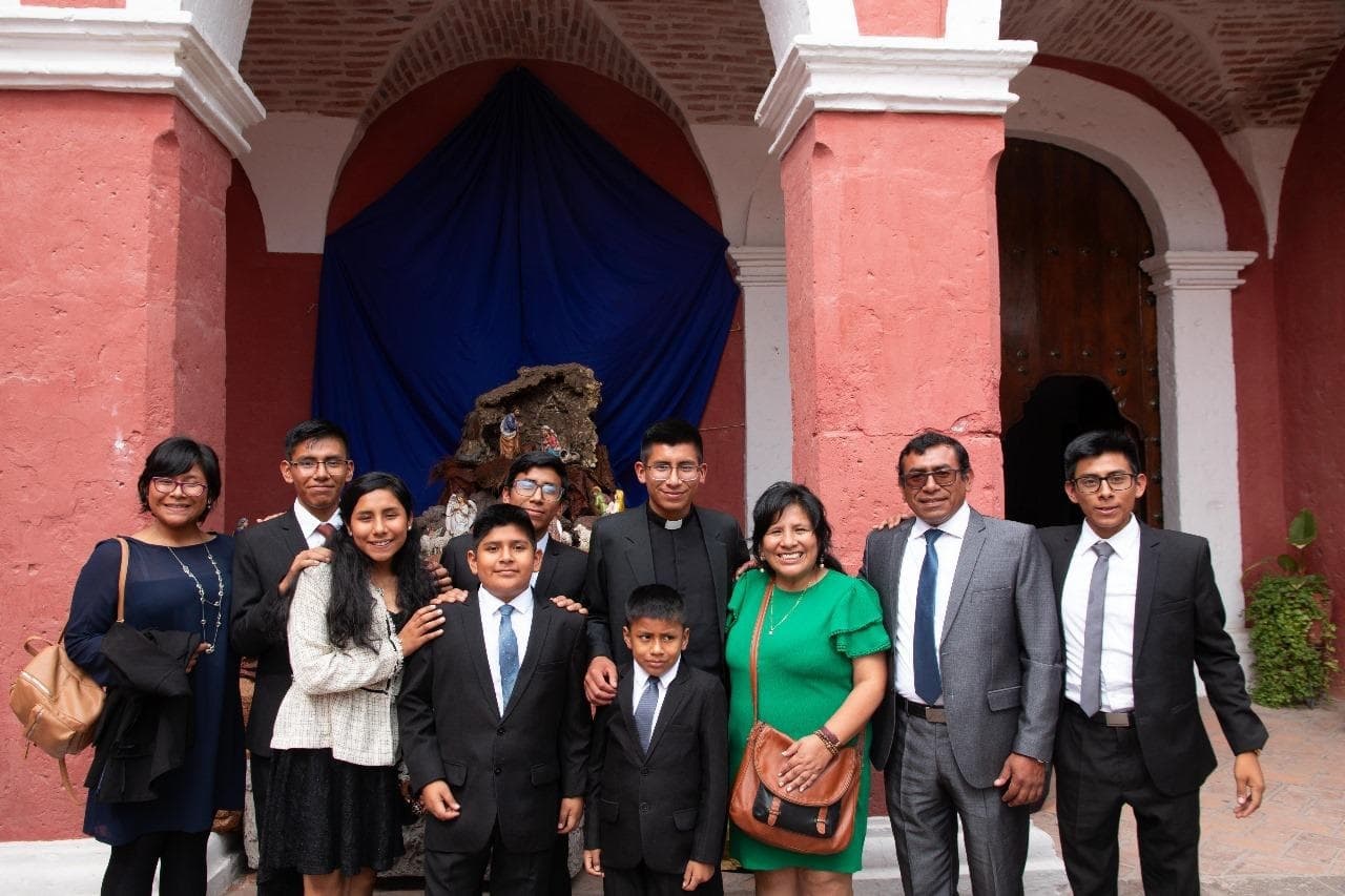 Der Seminarist Esteban Aburto Pasion (Mitte) mit seiner Familie (© ACN)