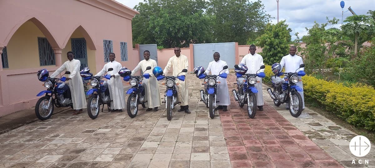 Des motos pour les prêtres au Burkina Faso (© ACN)