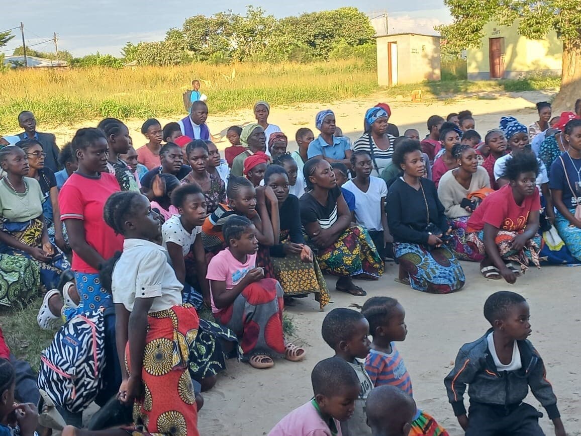 Notgedrungen feiern  die Christen in Baluba, Sambia den Gottesdienst unter freiem Himmel - bei jedem Wetter (© ACN)