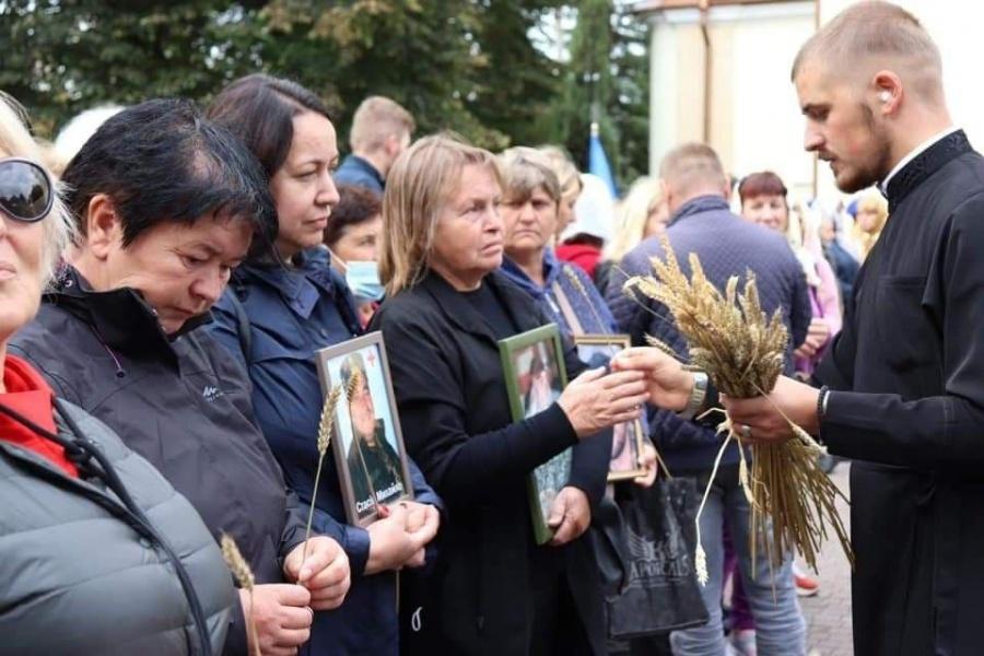 Seminarist mit Familien von Kriegsopfern in der Ukraine