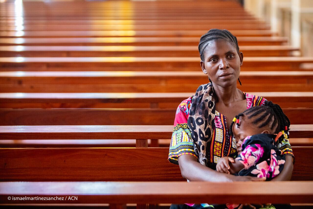 Frau mit Kind in der leeren Kirche (Foto: ACN)