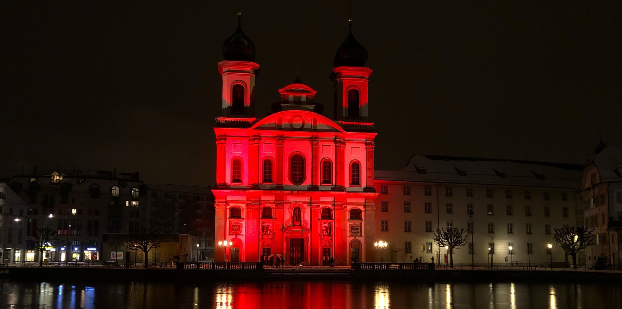 RedWeek: Rot beleuchtete Jesuitenkirche Luzern macht auf Christenverfolgung aufmerksam