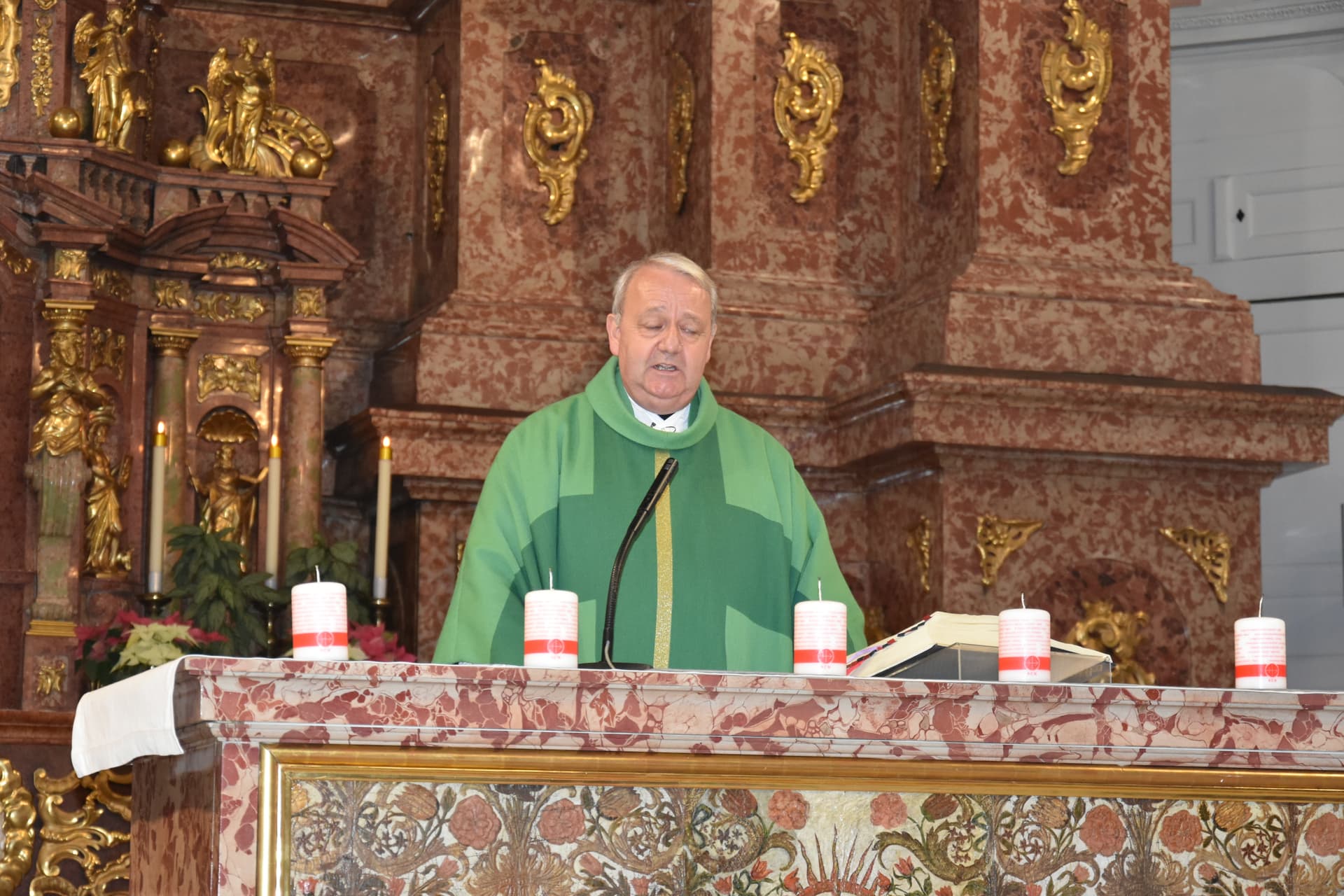 P. Anton Lässer am Altar in der Jesuitenkirche Luzern