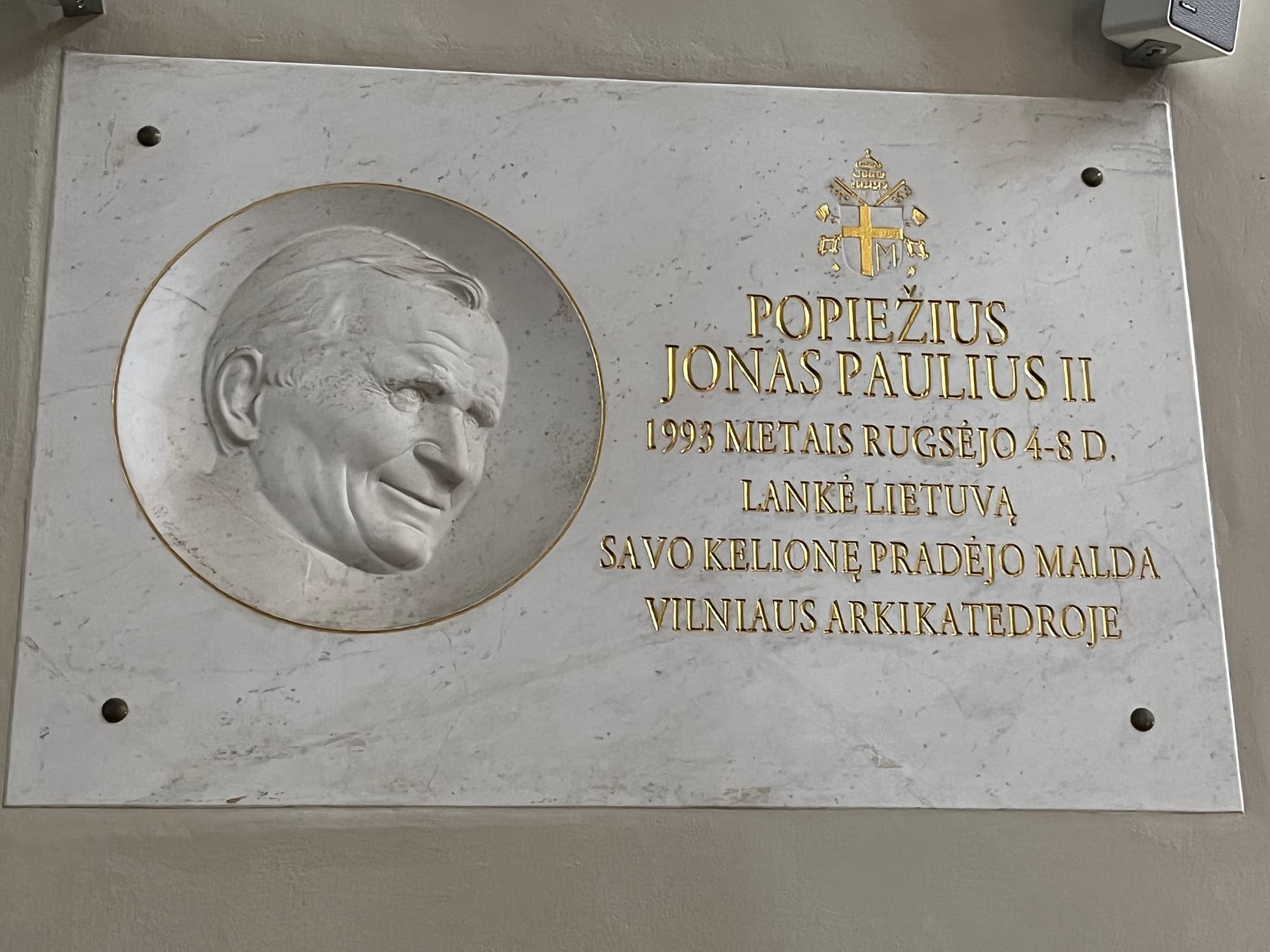 Gedenktafel für Johannes Paul II. in der Kathedrale von Vilnius