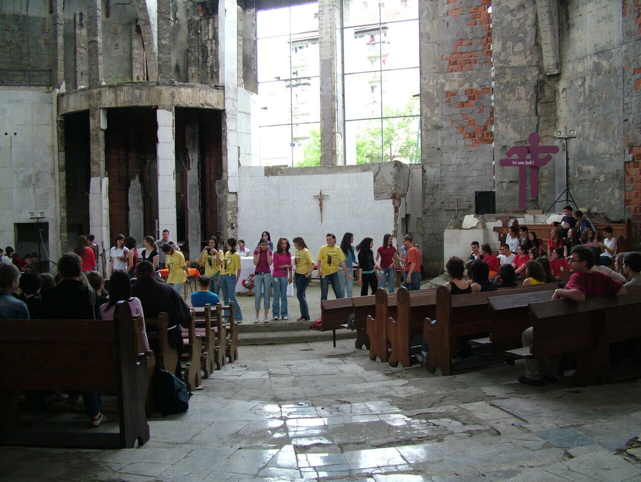 Messe dans une église endommagée par la guerre (© ACN)