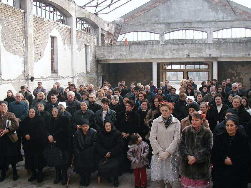 Membres d'une paroisse de Hrvatska Tisina - l'église a été détruite pendant la guerre (© ACN)