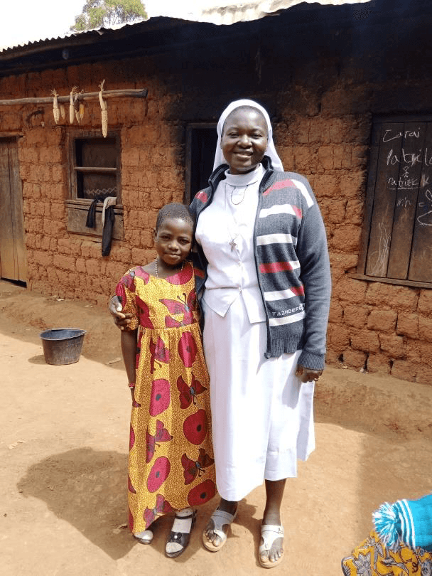 Eine Missionsschwester beim Hausbesuch (Foto: ACN)