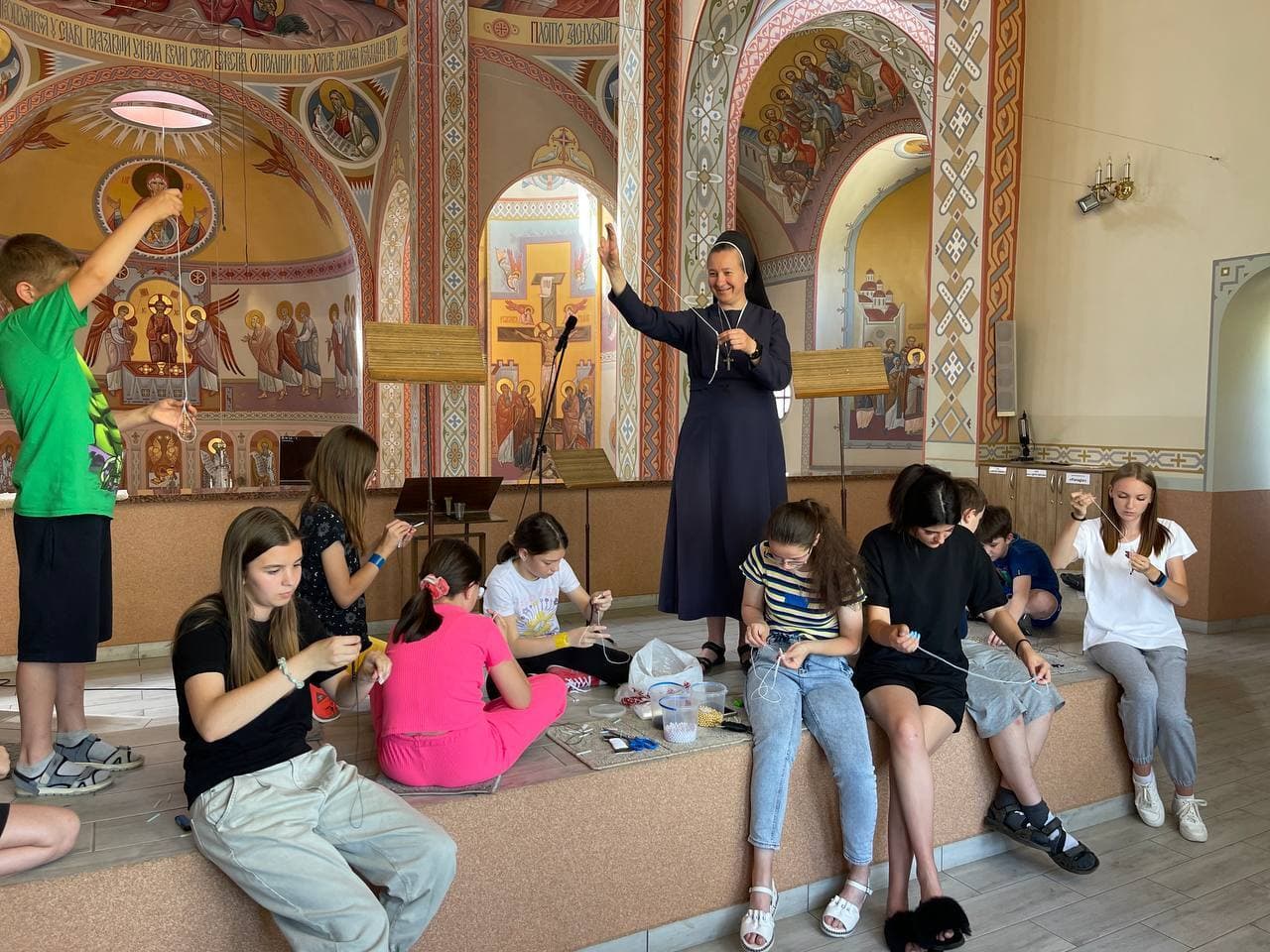 Sœur Miriam dans un camp d'été pour jeunes (© ACN)