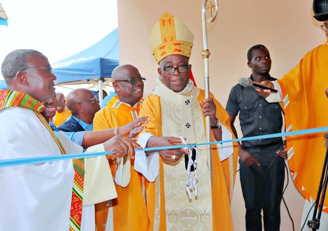 Dedicazione della nuova canonica della parrocchia di Nostra Signora del Perpetuo Soccorso a Lakka, un quartiere di Freetown (© ACN)