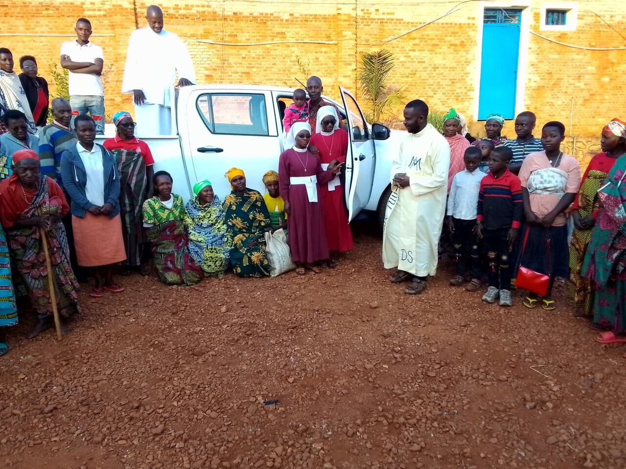 une nouvelle voiture pour la paroisse (Photo : ACN)