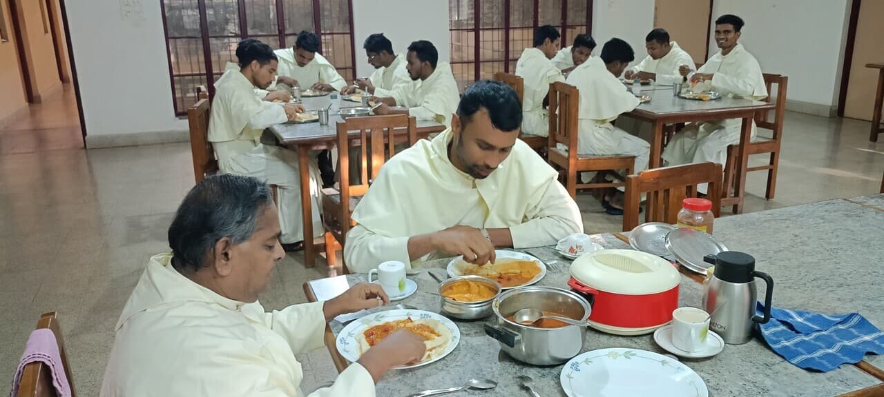 les séminaristes mangent ensemble (© ACN)