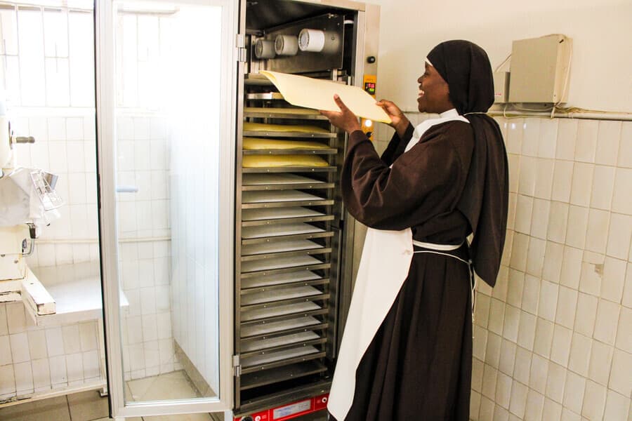 Una sorella prepara le ostie (© ACN)