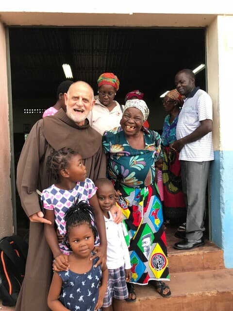 Un franciscain avec des membres de sa communauté (© ACN)
