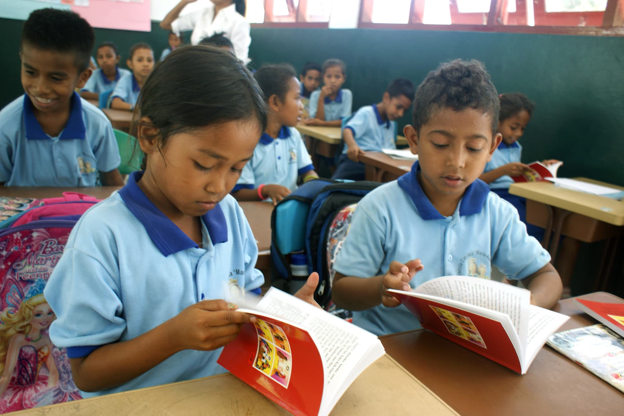 Gli alunni leggono la Bibbia dei bambini (Foto: ACN)