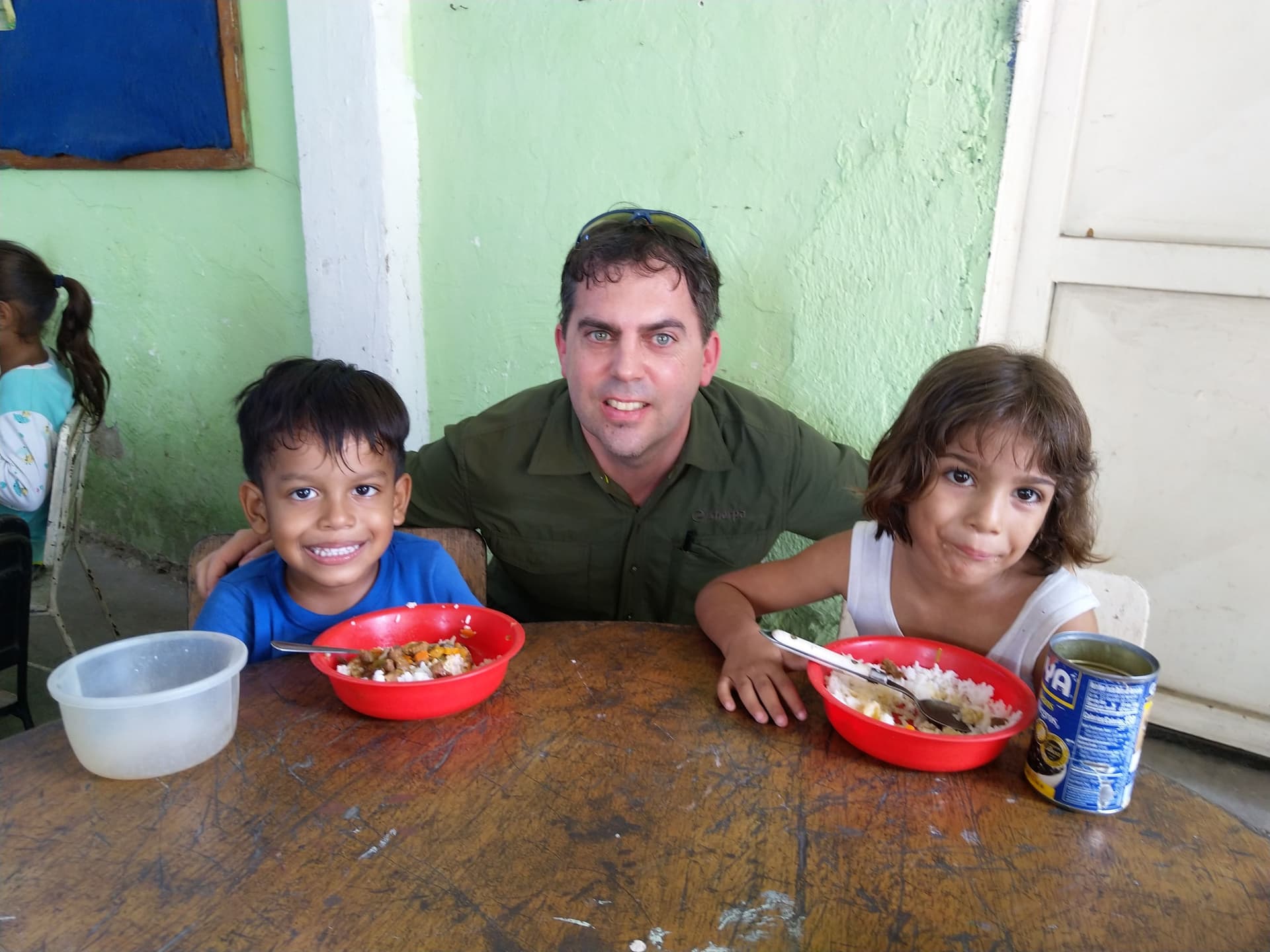 7 Ivo Schürmann mit Kindern in einer Pfarrei die Essen erhalten