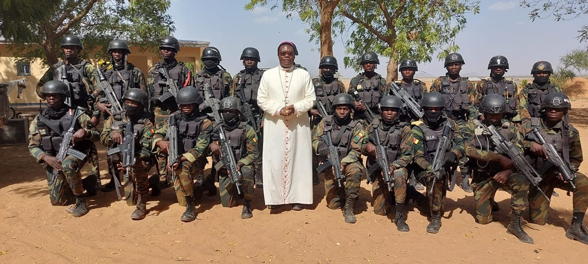 Au quotidien, l'évêque Bruno Ateba doit souvent être protégé par l'armée. (Photo: ACN) Au quotidien, l'évêque Bruno Ateba doit souvent être protégé par l'armée. (Photo: ACN)