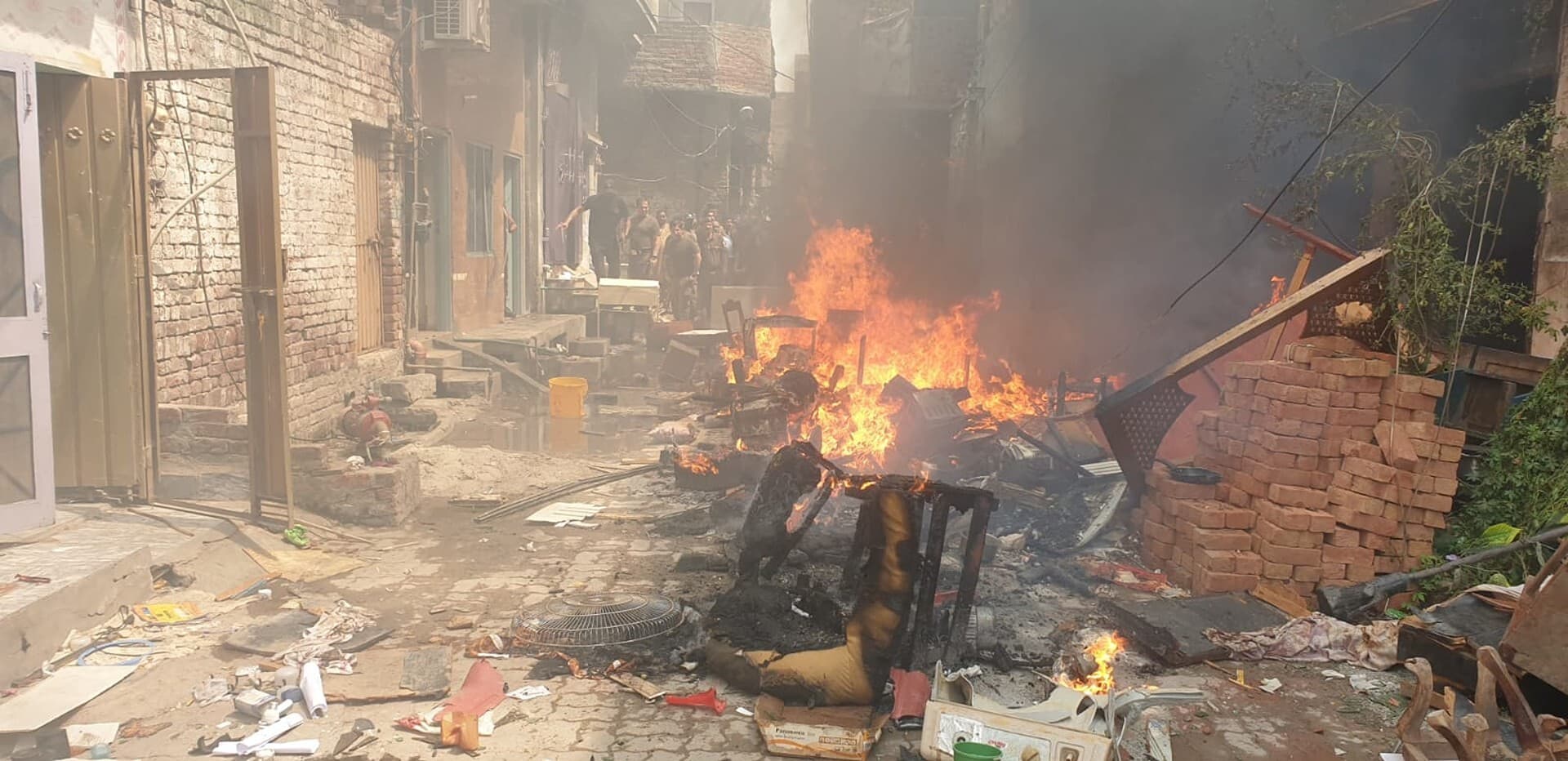 August 2023: Massenflucht während ein Mob im pakistanischen Jaranwala Kirchen und Häuser in Brand setzt. (Foto: ACN) August 2023: Massenflucht während ein Mob im pakistanischen Jaranwala Kirchen und Häuser in Brand setzt. (Foto: ACN)