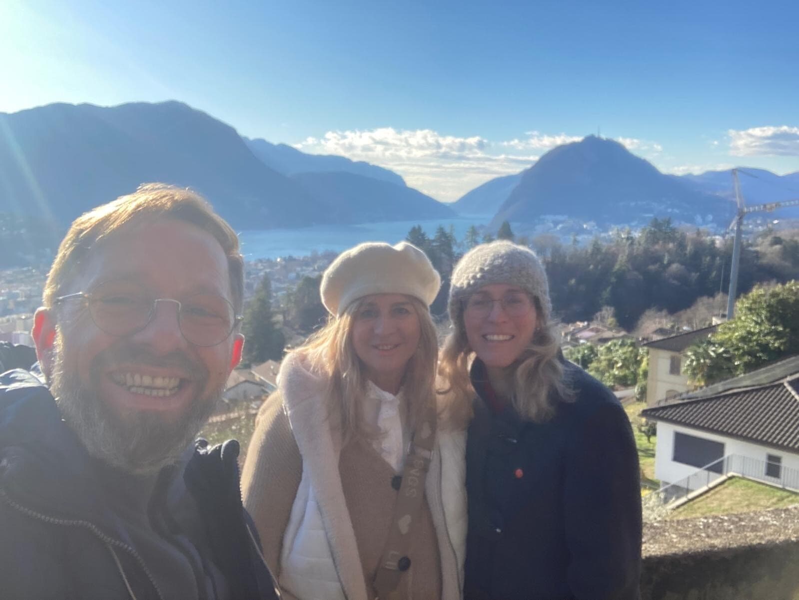 Padre Jaroslaw Bartkiewicz con Lucia Wicki Rensch responsabile ACN CH italiana e Lisa Bigatto a Lugano febbraio 2025 Padre Jaroslaw Bartkiewicz con Lucia Wicki Rensch responsabile ACN CH italiana e Lisa Bigatto a Lugano febbraio 2025