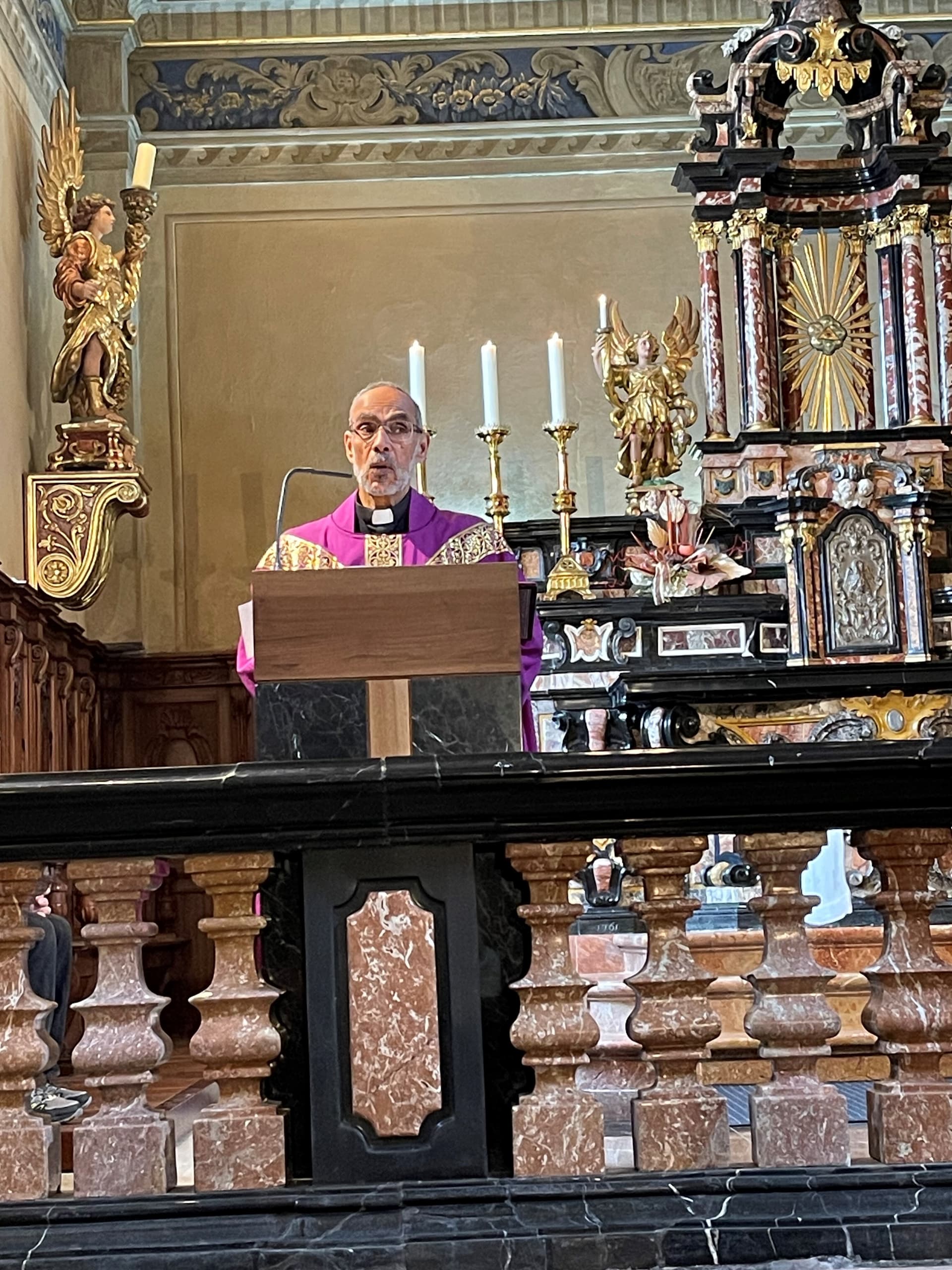 Il sacerdote egiziano Kamil Samaan durante l'Omelia nella chiesa di S. Giovanni Battista a Cevio ©ACN Il sacerdote egiziano Kamil Samaan durante l'Omelia nella chiesa di S. Giovanni Battista a Cevio ©ACN