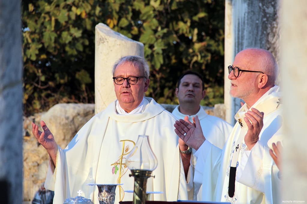 Pater Anton Lässer (links) bei einem Gottesdienst in der Türkei. Pater Anton Lässer (links) bei einem Gottesdienst in der Türkei.