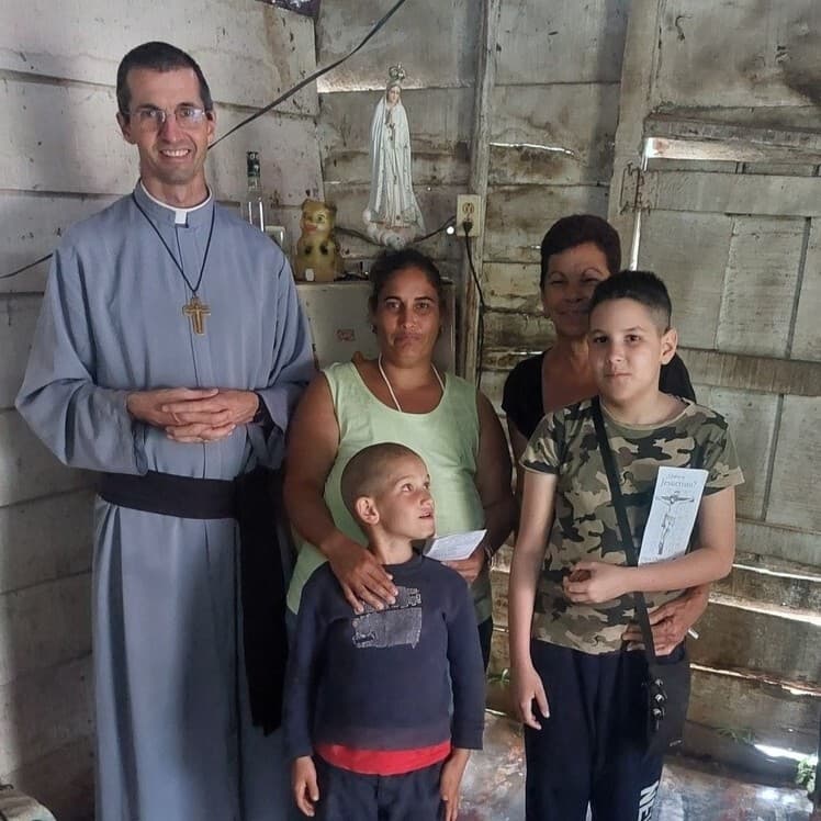 Pater Sebastien zu Gast bei einer armen Familie in Kuba Pater Sebastien zu Gast bei einer armen Familie in Kuba