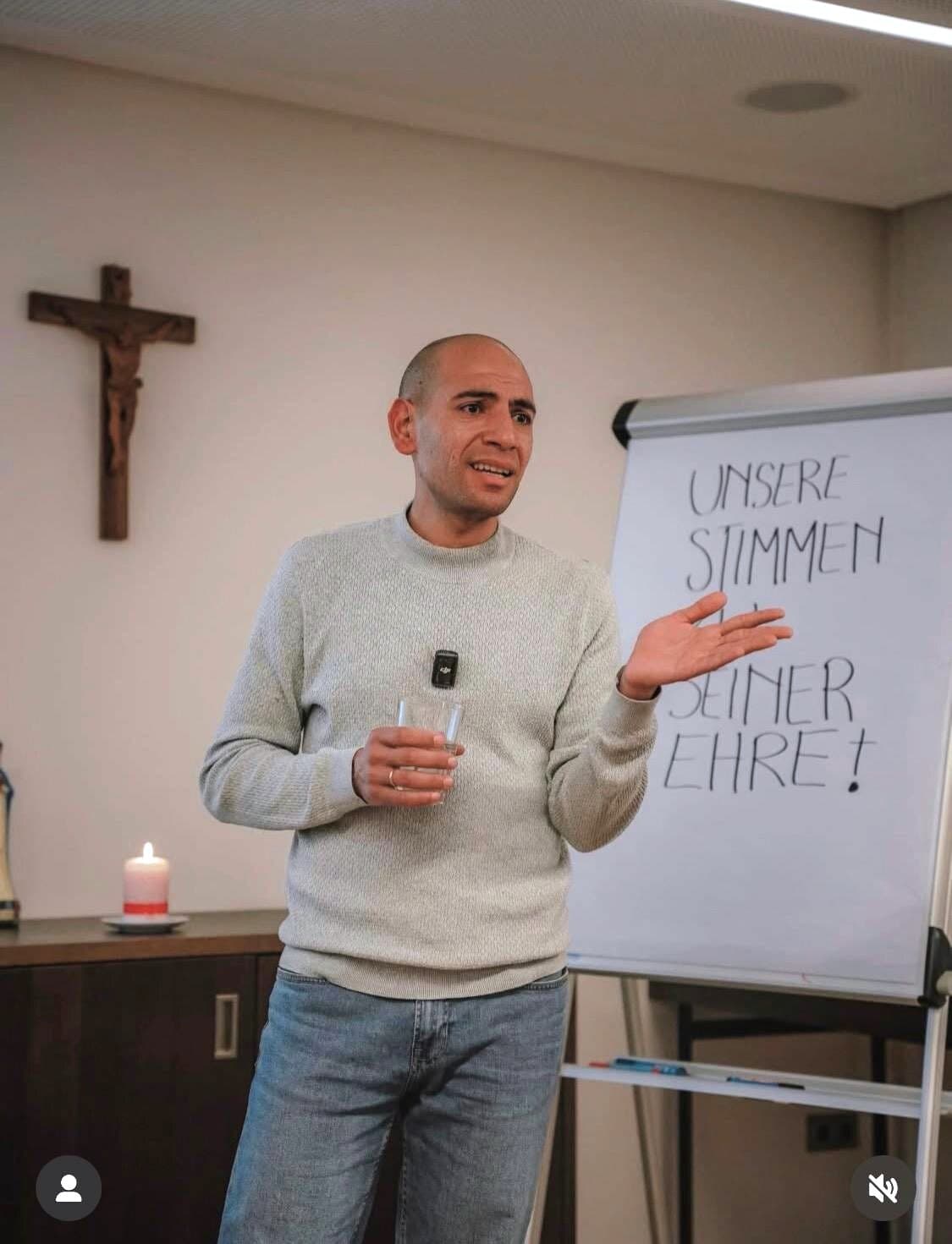 Kiro Lindemann teilt heute seine Erfahrungen und seinen Glauben mit anderen. Kiro Lindemann teilt heute seine Erfahrungen und seinen Glauben mit anderen.