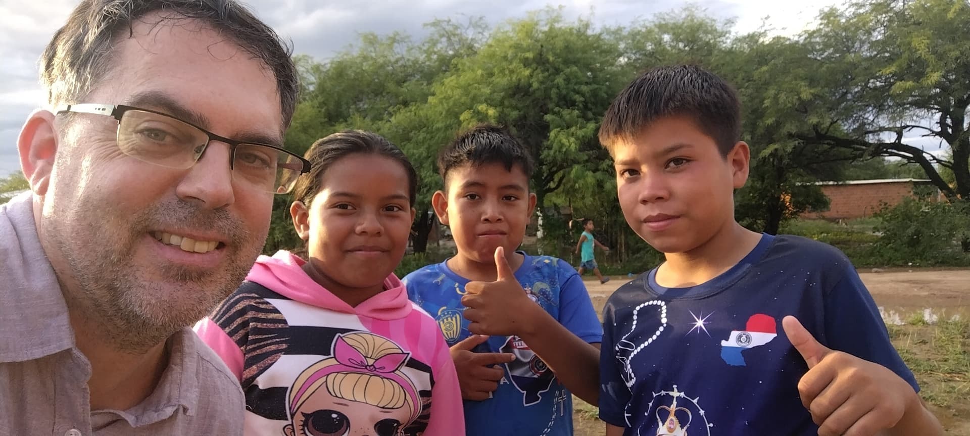 Ivo Schürmann von ACN mit Kindern der Nivaclé-Indianer in Paragauay, im Chaco. (Foto: ACN) Ivo Schürmann von ACN mit Kindern der Nivaclé-Indianer in Paragauay, im Chaco. (Foto: ACN)