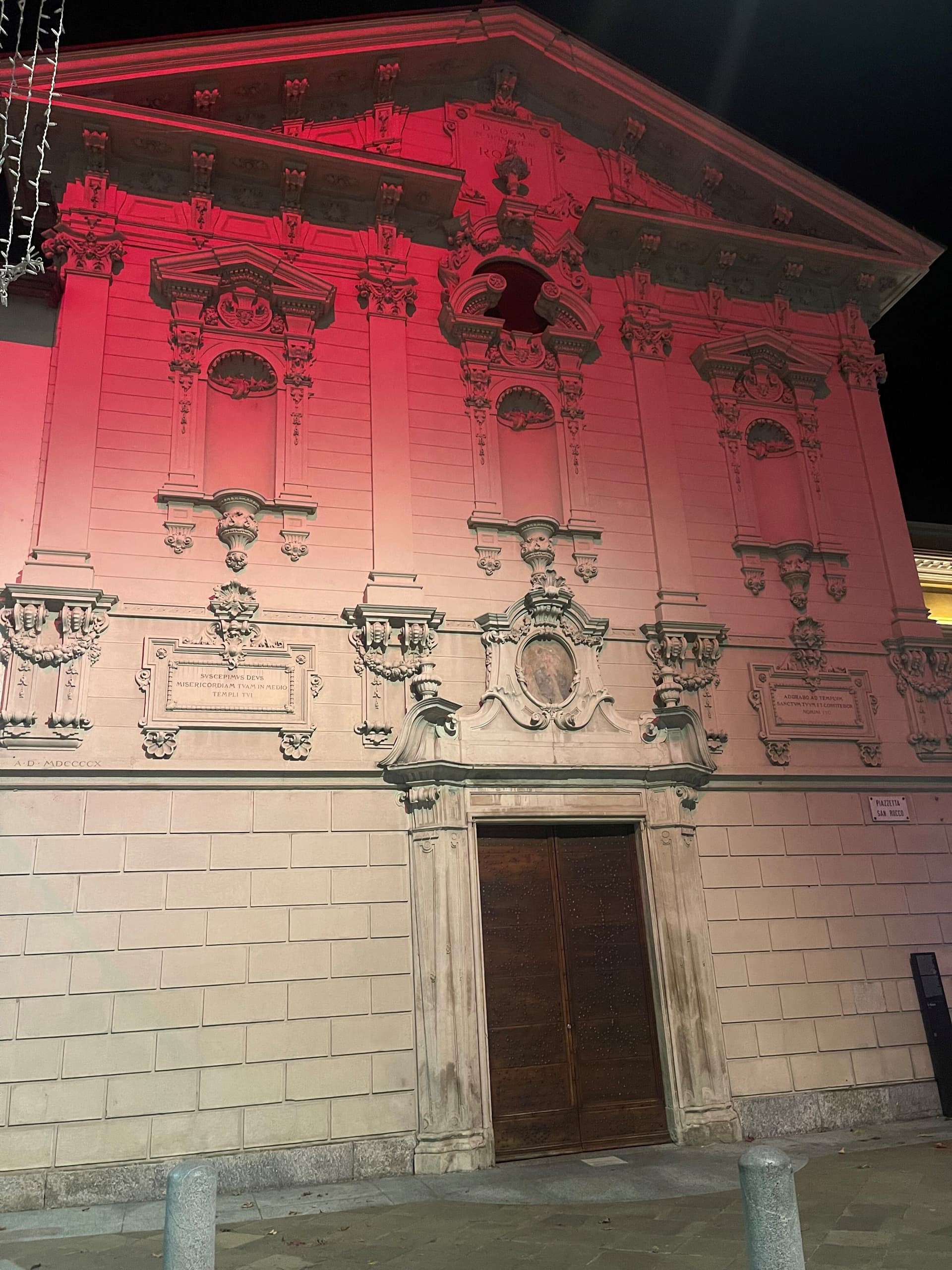 Uno sguardo retrospettivo alle immagini della RedWeek in Ticino, in Svizzera e nel mondo Chiesa San Rocco Lugano Red Week 2024 illuminata