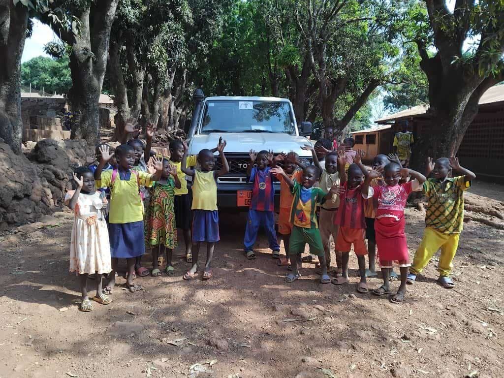 Kinder erfreuen sich besonders am Toyota Land Cruiser in der Pfarrei St. Michael. (Foto: ACN) Kinder erfreuen sich besonders am Toyota Land Cruiser in der Pfarrei St. Michael. (Foto: ACN)