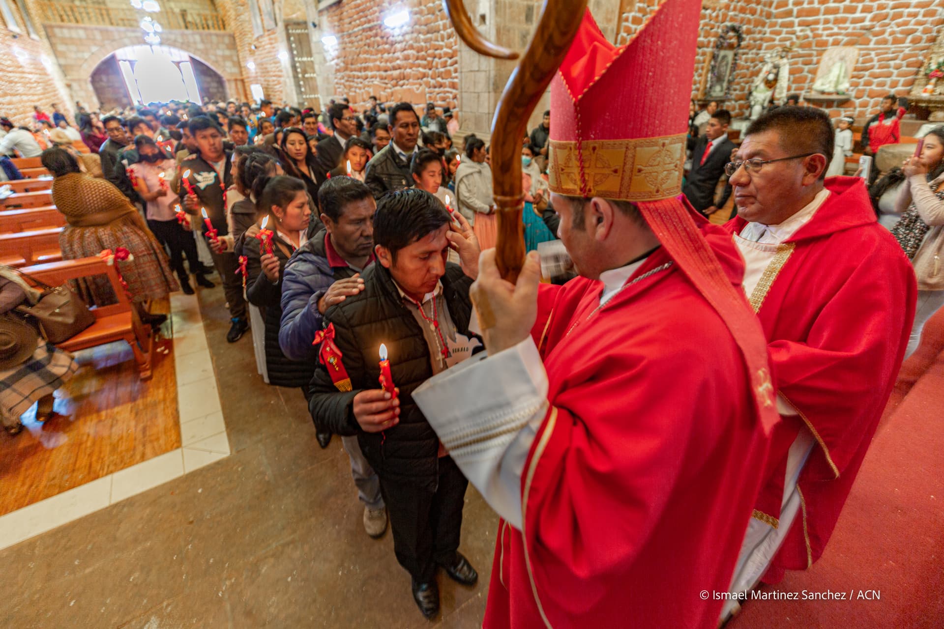 Bischof Giovanni Cefai von Huancané segnet Menschen. Bischof Giovanni Cefai von Huancané segnet Menschen.